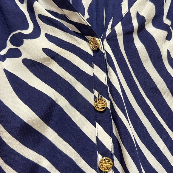 Lilly Pulitzer Elsa Tunic Blouse. 100% silk. Size medium. Navy and white. - Picture 4 of 10